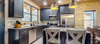 Luxury cabin w/private indoor pool, home theater, deck, +free attraction tickets