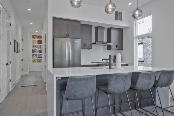 Kylskåp, mikrovågsugn, ugn och spishäll