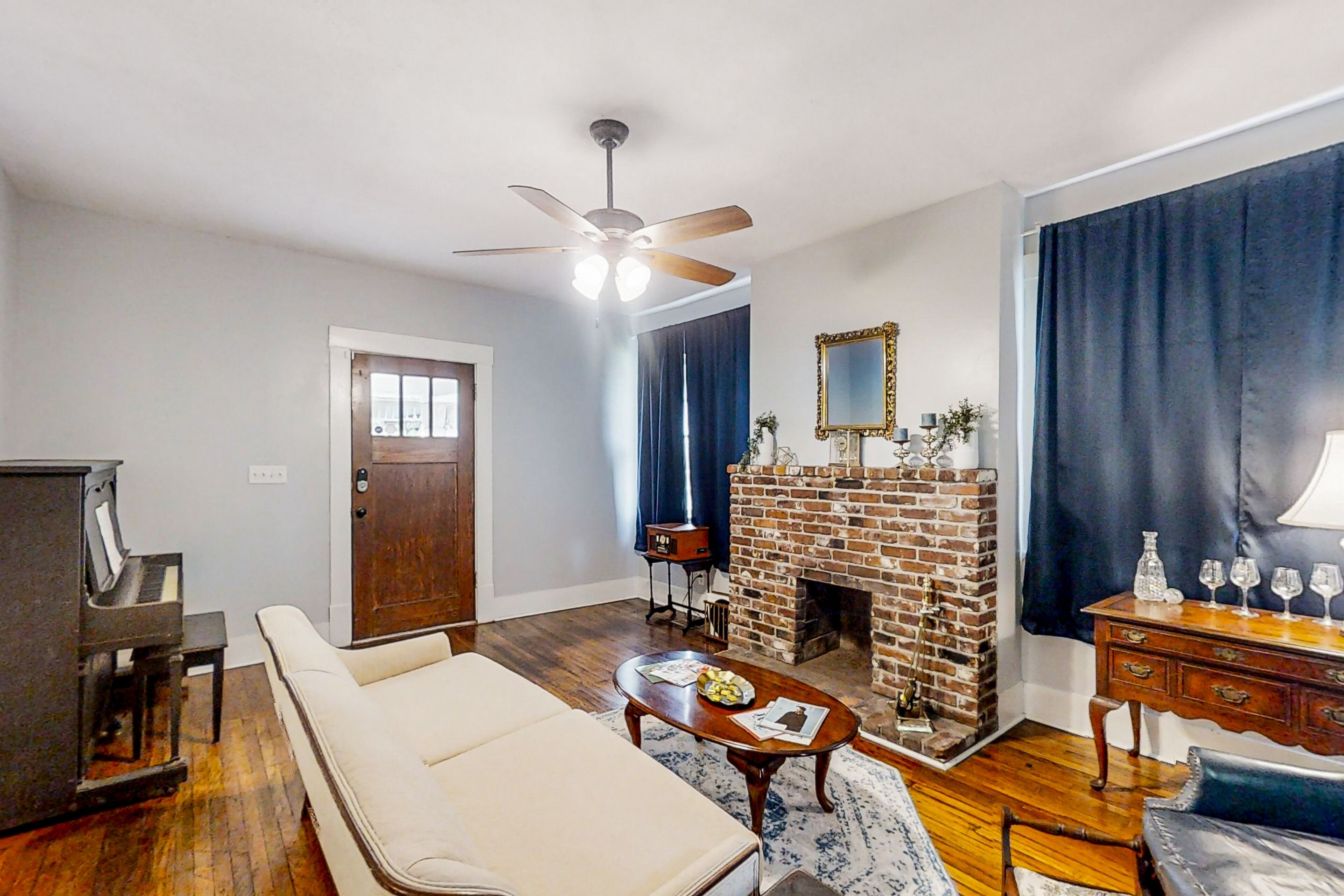 Classic cottage with large yard, fast WiFi, washer/dryer, & central AC