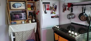Microwave, oven, stovetop - Cozy and quiet appartment at a 7 min walk to the subway. (Montréal)