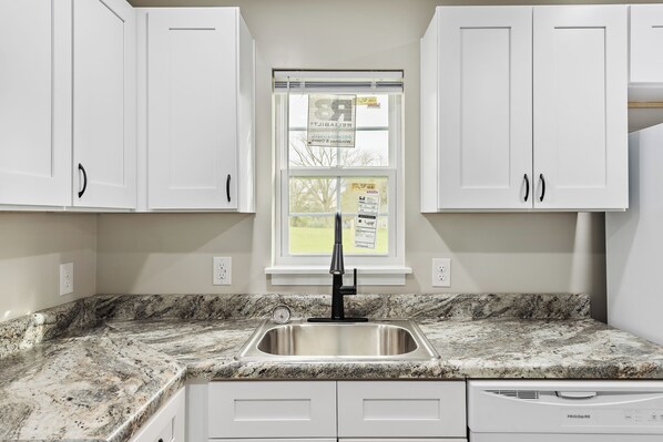 Réfrigérateur, micro-ondes, four