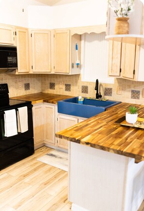 Fridge, microwave, oven, stovetop - The Nautilus Casita (Nokomis)