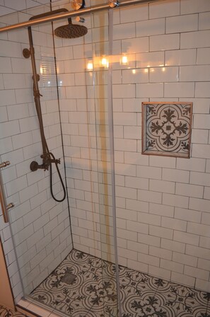 Een douche, handdoeken, zeep, toiletpapier