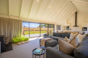 Smart TV, fireplace - The Big House, Twizel (Twizel)