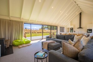 Smart TV, fireplace - The Big House, Twizel (Twizel)