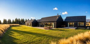 A modern house with a large patio area and a dining table. - The Big House, Twizel (Twizel)