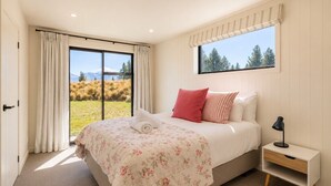 6 bedrooms, WiFi (free), bed sheets - The Big House, Twizel (Twizel)