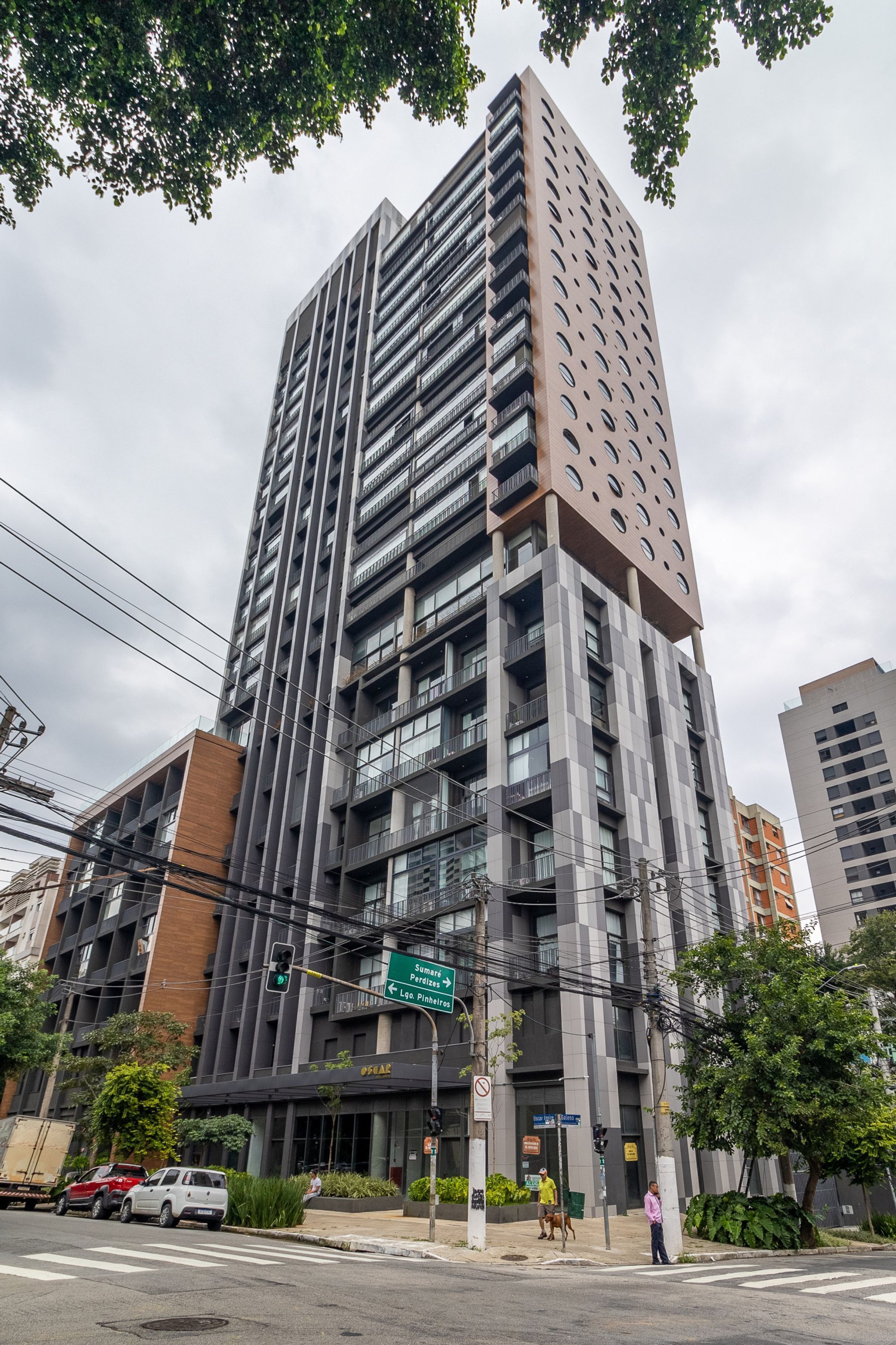 Un immeuble moderne et imposant, doté de nombreux étages et de balcons.