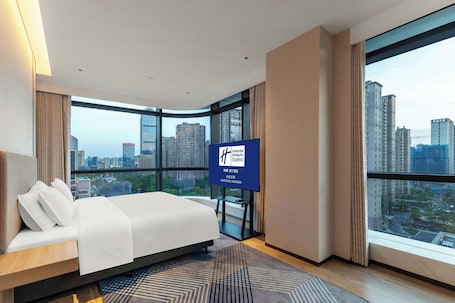 1 King Standard City View Extra Floor Space | 1 bedroom, premium bedding, down comforters, laptop workspace