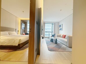 1 Bedroom Suite River View | Premium bedding, down duvets, laptop workspace, blackout curtains - Holiday Inn Express Hangzhou Jiangnan by IHG (Hangzhou)