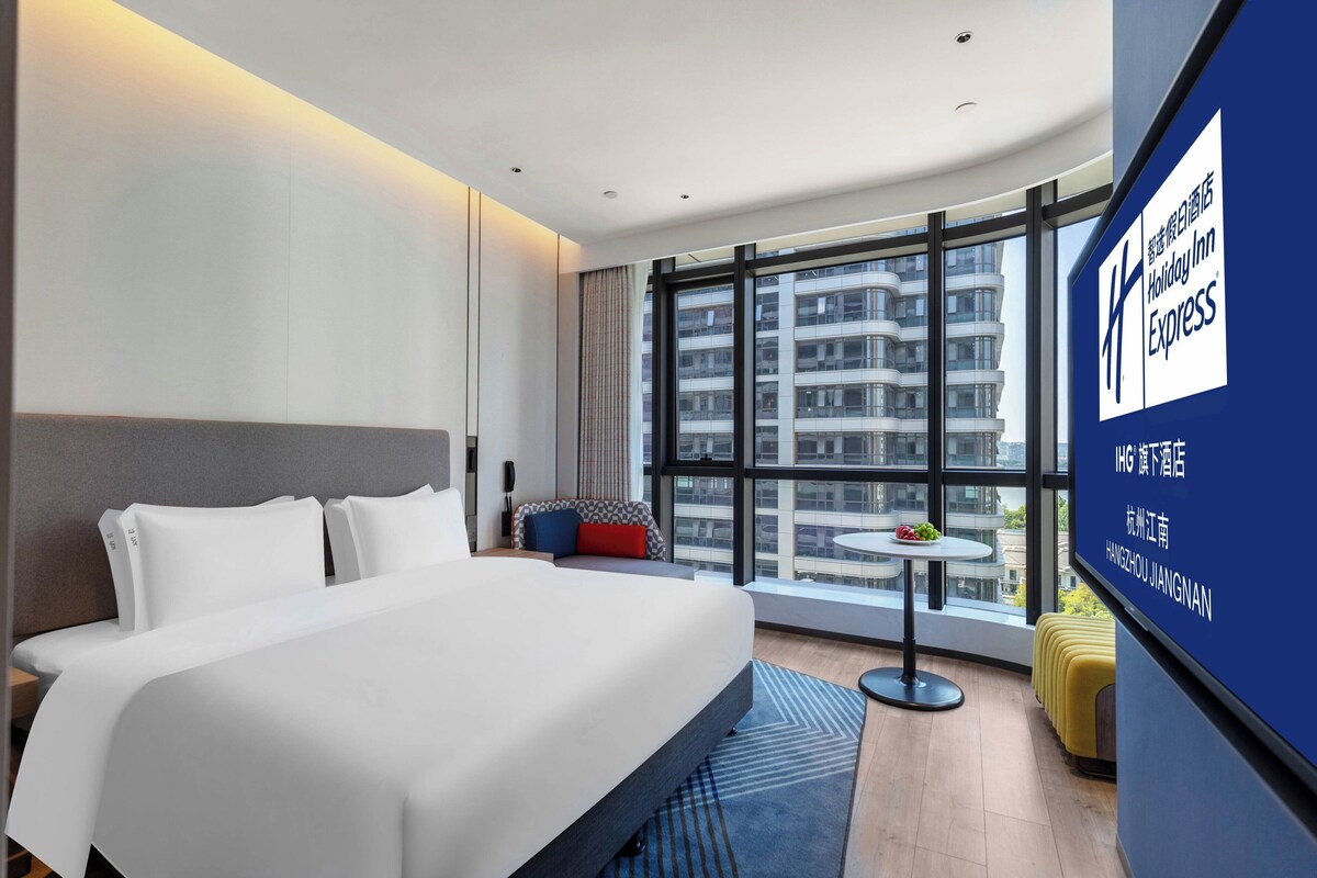 Premium bedding, down duvets, laptop workspace, blackout curtains