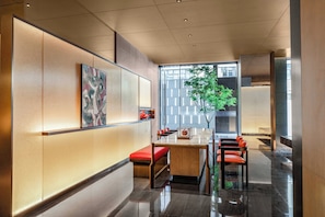 Lobby sitting area - Holiday Inn Express Hangzhou Jiangnan by IHG (Hangzhou)