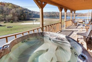 Outdoor spa tub - Beautiful 6 Bedroom Cabin with Hot Tub and a Lakeview of Dale Hollow Lake #12 (Byrdstown)