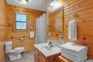 Douche, serviettes fournies, savon, papier toilette