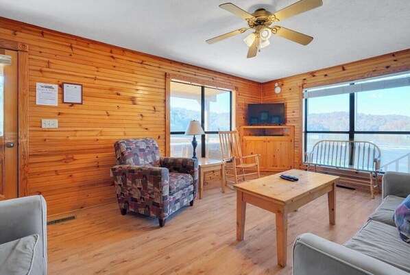 Televisio, takka, DVD-soitin