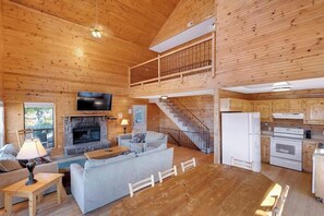 TV, fireplace - Beautiful 5 Bed Chalet w/Hot Tub, Lakefront on Dale Hollow! #14 (Byrdstown)