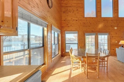 Beautiful 5 Bed Chalet w/Hot Tub, Lakefront on Dale Hollow! #14