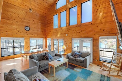 Beautiful 5 Bed Chalet w/Hot Tub, Lakefront on Dale Hollow! #14