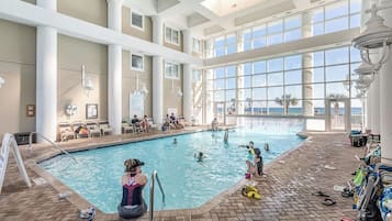 Una piscina cubierta, una piscina climatizada