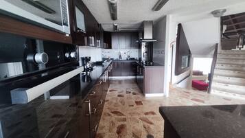 Réfrigérateur, plaque de cuisson, cafetière/bouilloire