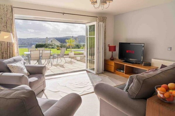 Smart TV, books - Ground Floor Sea View Apartment | Private Terrace (Torquay)
