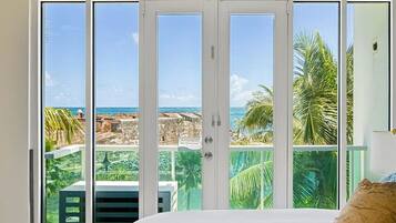 2 habitaciones, escritorio y tabla de planchar con plancha