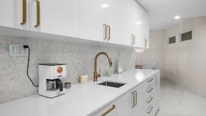 Coffee/tea maker, fridge, microwave, oven - Oceanview Penthouse · Pool · Water Backup (San Juan)
