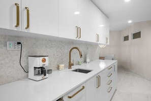 Coffee/tea maker, fridge, microwave, oven