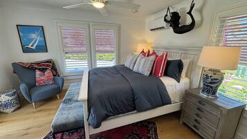 1 slaapkamer, een bureau, een strijkplank/strijkijzer, reisbedje