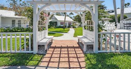 Location!!! A one bedroom cottage, 2 blocks from Gulf, and Old Naples.