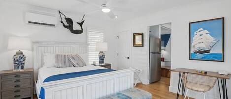 1 室のベッドルーム、デスク、アイロン / アイロン台、旅行用ベビーベッド