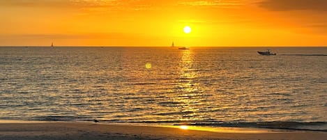 Espreguiçadeiras, toalhas de praia