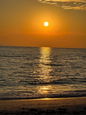 Aurinkotuoleja, rantapyyhkeitä