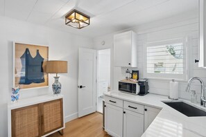 Jääkaappi, mikroaaltouuni, kahvin-/teenkeitin, vedenkeitin