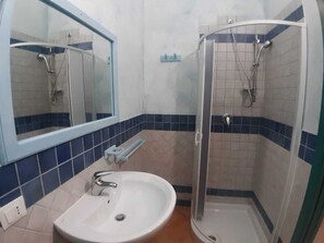 Asciugacapelli, bidet, asciugamani, sapone