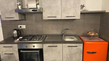 Réfrigérateur, four, plaque de cuisson, cafetiÚre/bouilloire