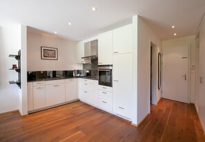Frigorifero, forno, piano cottura, lavastoviglie
