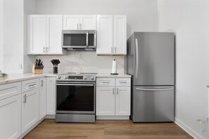 Réfrigérateur, four à micro-ondes, un four, surface de cuisson
