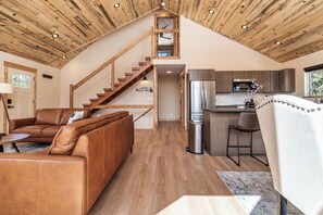 Smart TV, fireplace, DVD player, table football - Qpine Ranch - Brand New Luxury Home in Fairplay - New Hot Tub! (Fairplay)