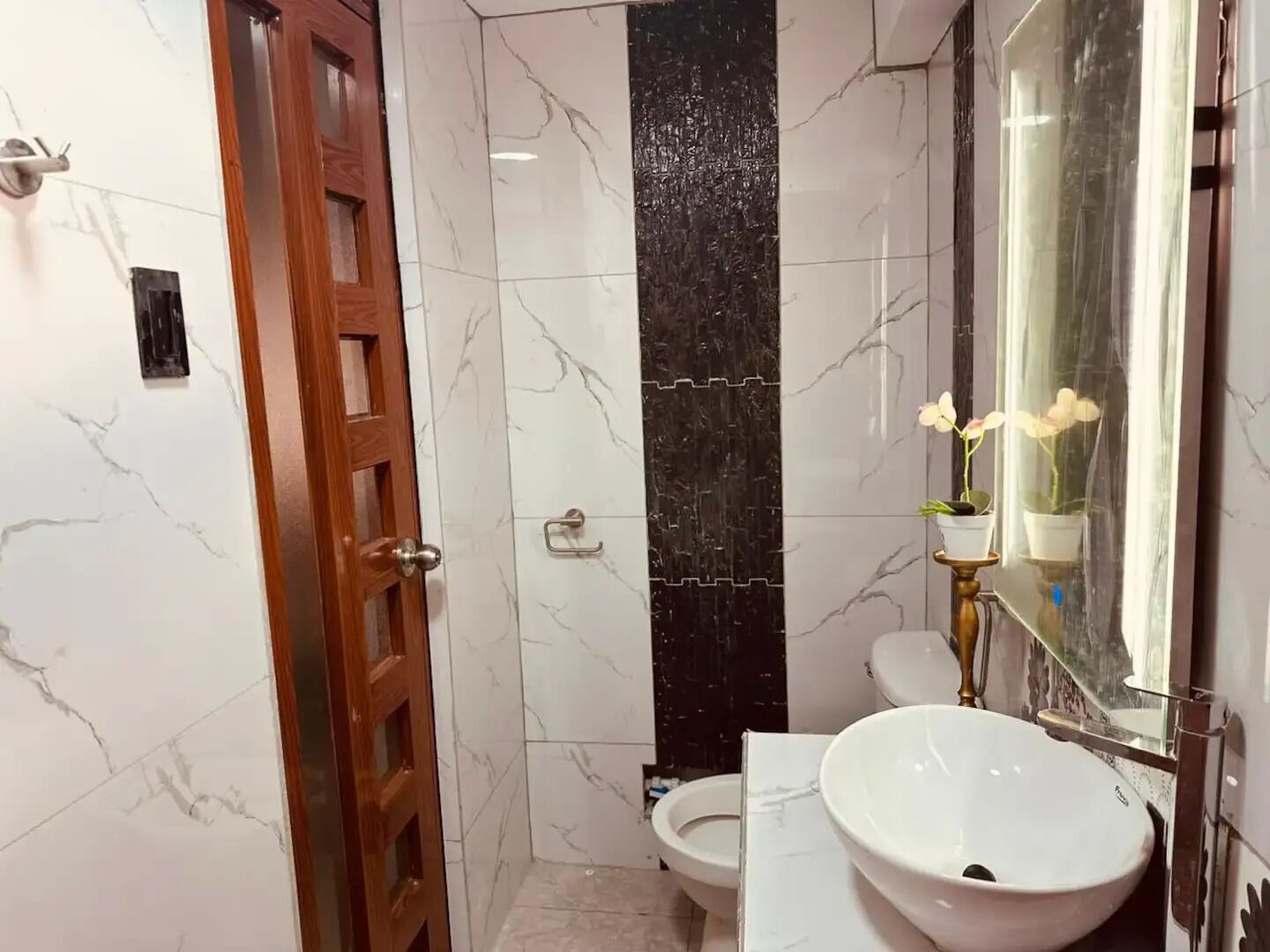 Douche, séchoir à cheveux, serviettes fournies, savon
