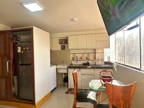 Refrigerador, microondas, parrilla de estufa y cafetera y tetera 
