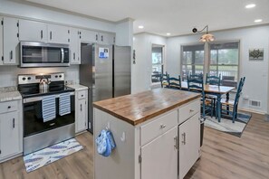 Køleskab, mikrobølgeovn, ovn, kogeplade