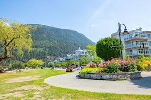 Property grounds - New 1 Bed Condo with Mtn Views (Harrison Hot Springs)