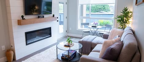 Smart TV, fireplace