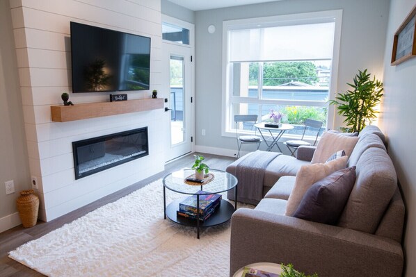 Smart TV, fireplace