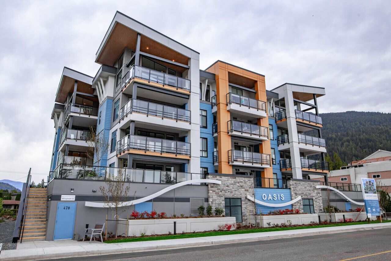 Un hôtel à plusieurs étages, doté de balcons, d’une façade en pierre et d’une enseigne indiquant le nom « OASIS ».