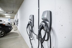 Una estación de carga para vehículos eléctricos en un estacionamiento subterráneo.