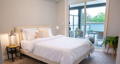 New 1 Bed Condo with Mtn Views