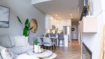 Smart TV, chimenea y libros