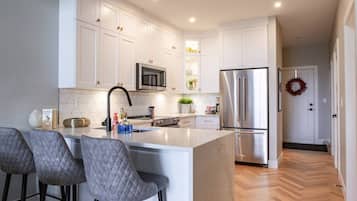 Frigorífic, microones, forn i placa de cuina